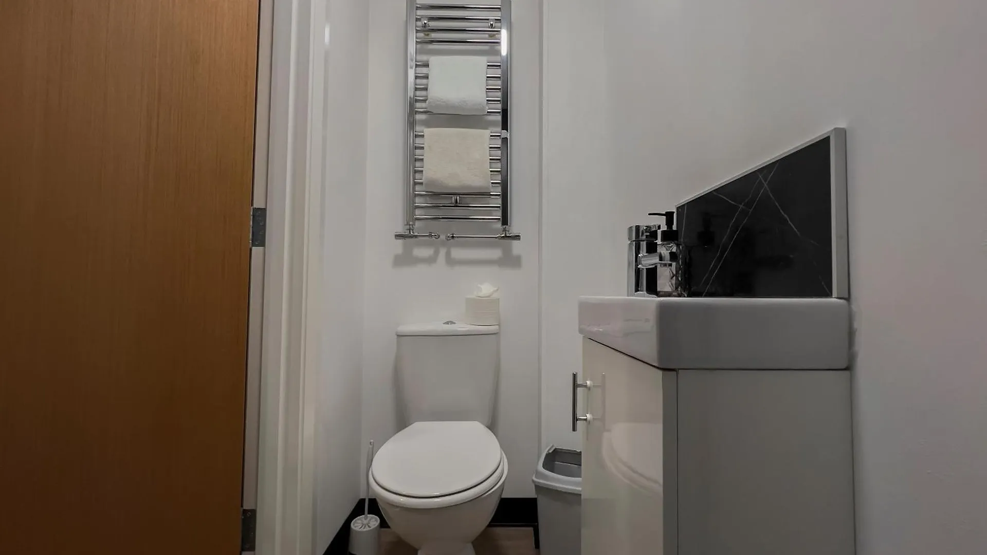 Boutique Belfast Apartment For 2 0*,
